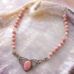 Collier Rhodonite & Cristal – Élégance & Douceur