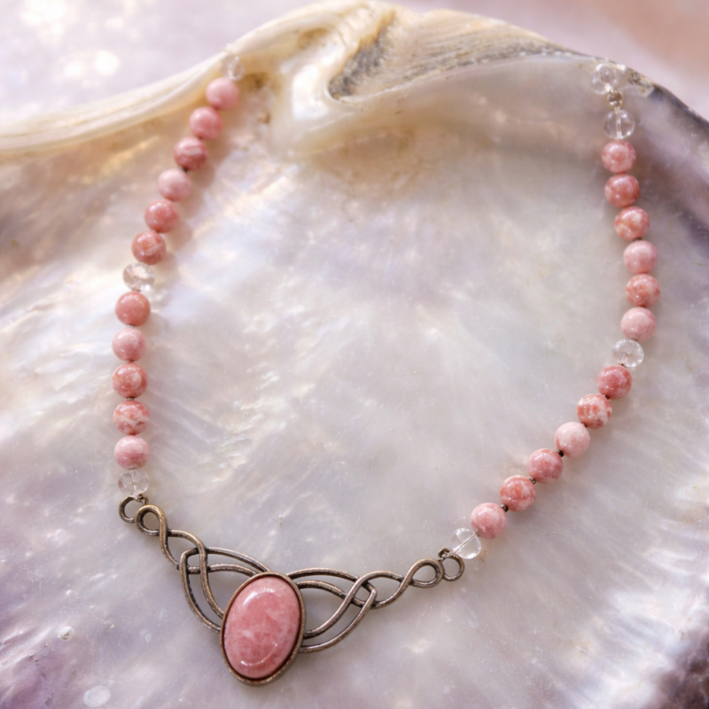 Collier Rhodonite & Cristal – Élégance & Douceur